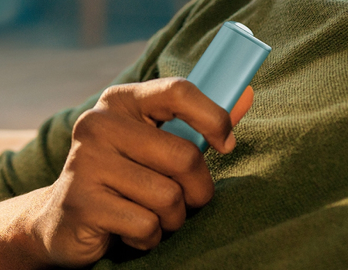 Pука держит устройство IQOS ILUMA i ONE.