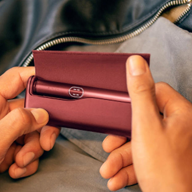 Rokas tur IQOS ILUMA i PRIME virs somas.