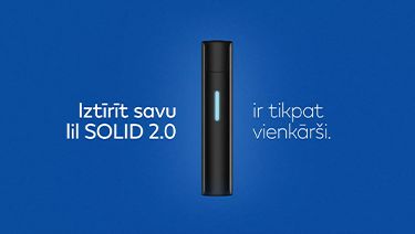 Stone Grey lil SOLID 2.0 ierīce ar spilgtu LED gaismu uz tumši zila fona