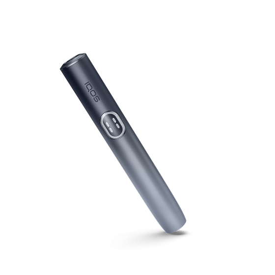 IQOS ILUMA i PRIME turētājs uz tirkīza fona.