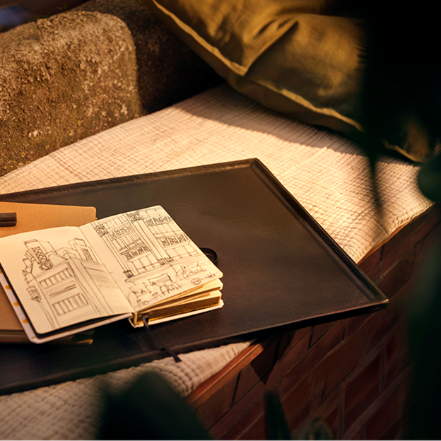 Oткрытая тетрадь с эскизами зданий